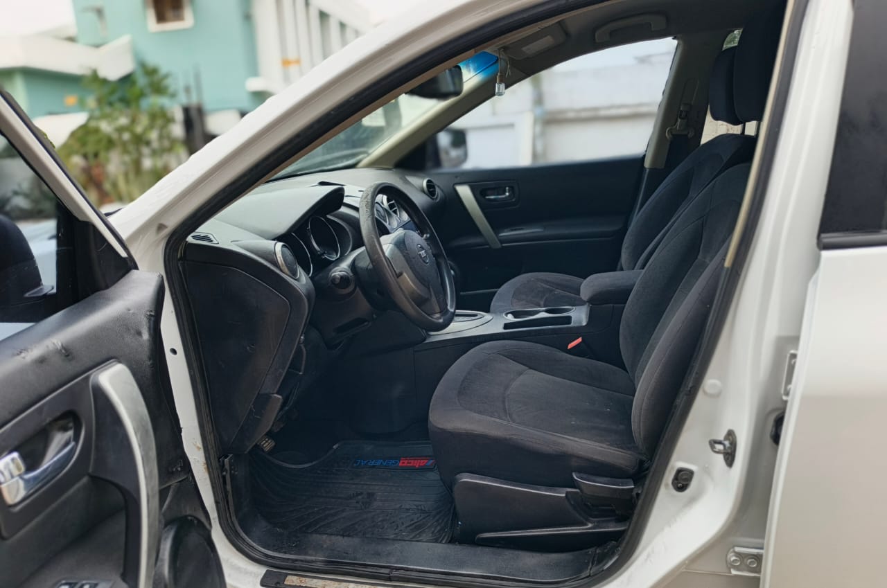 neat white Nissan Rogue