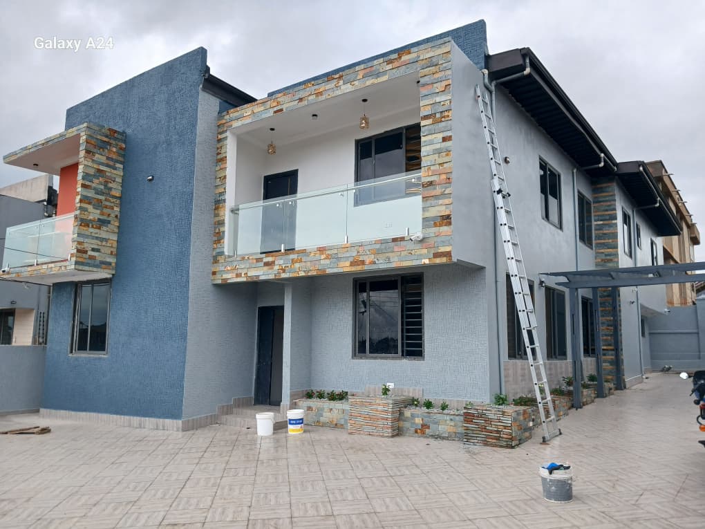 furnished 5 bedrooms in Buokrom estate f line