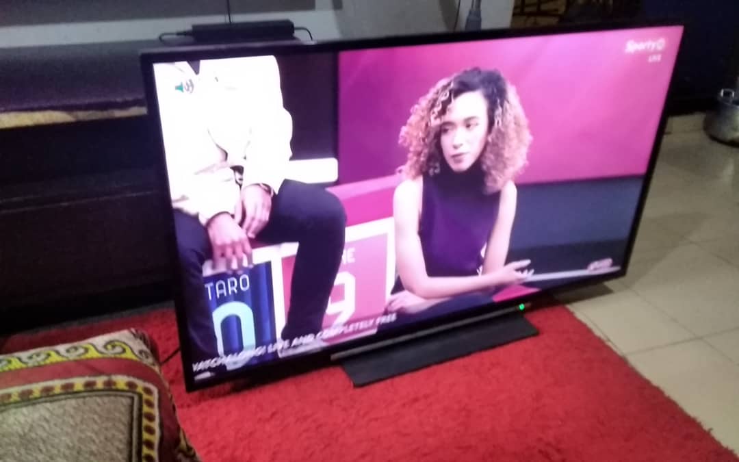 selling Toshiba 49", smart TV