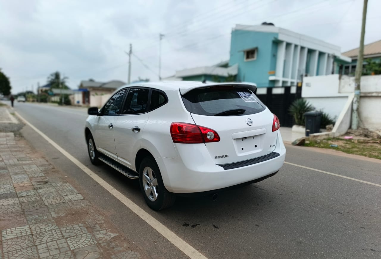 neat white Nissan Rogue