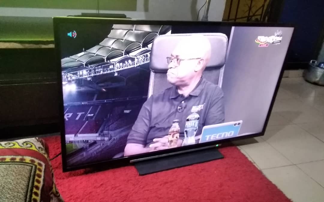 selling Toshiba 49", smart TV