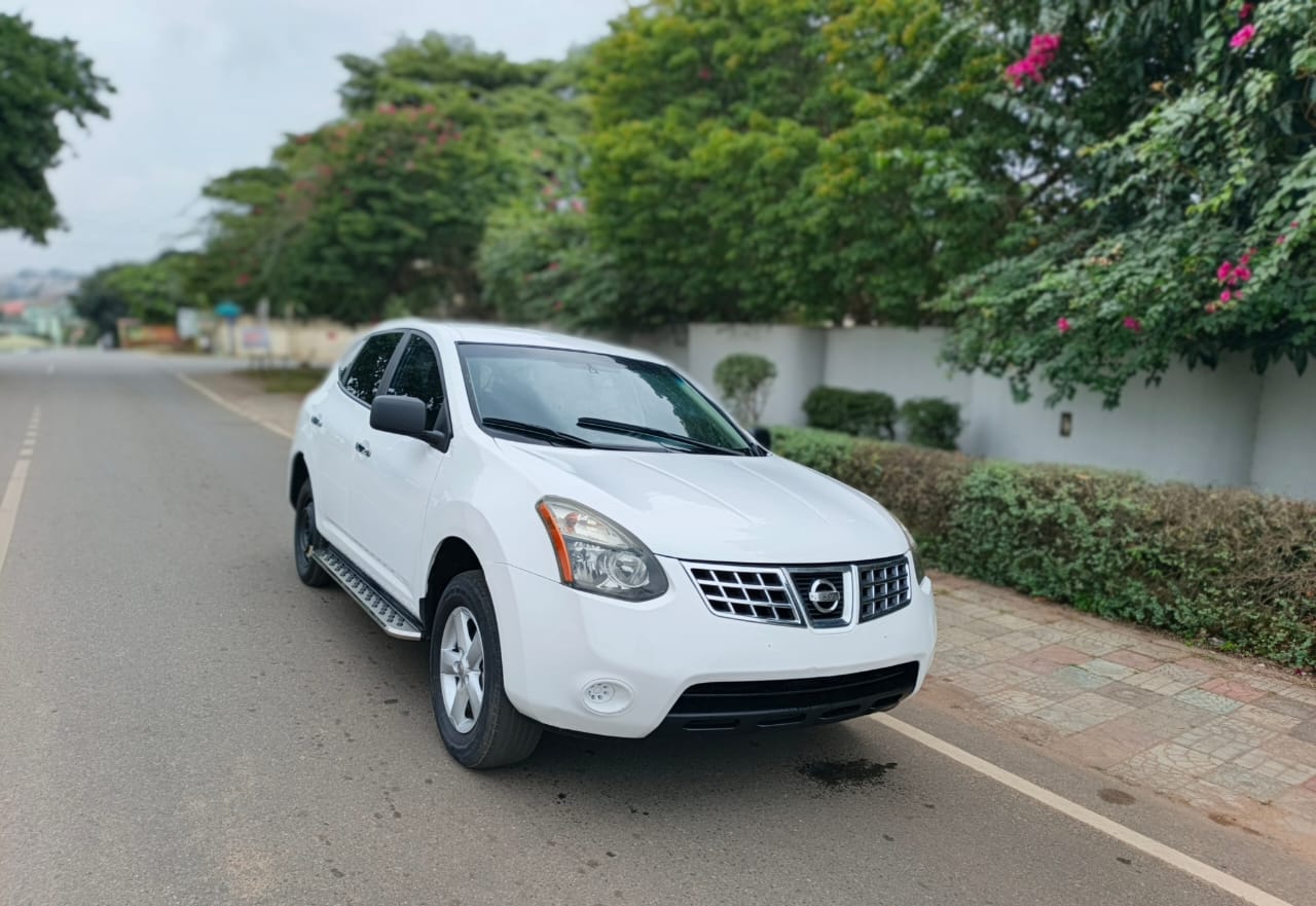 neat white Nissan Rogue