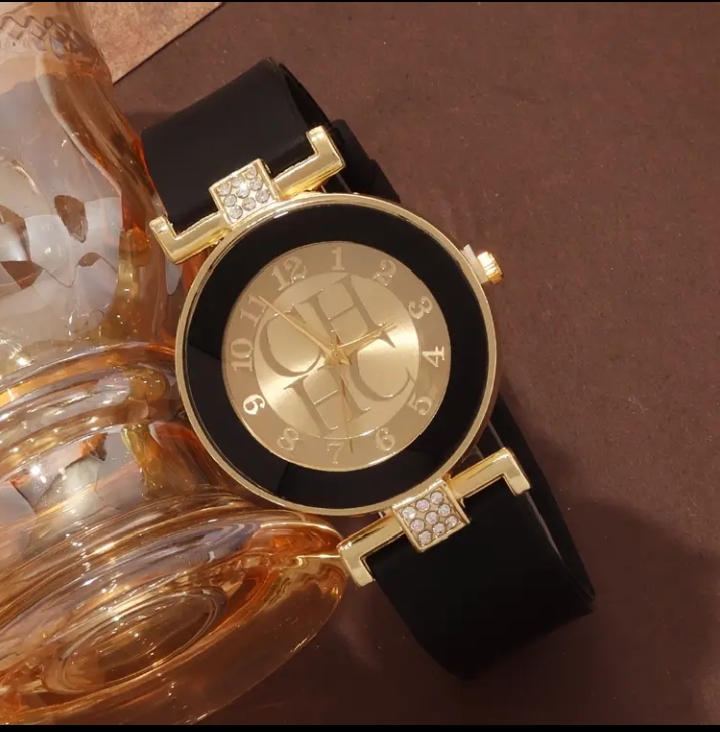 Stylish Leather Strap Quartz Watches – Men &amp; Women’s Collection