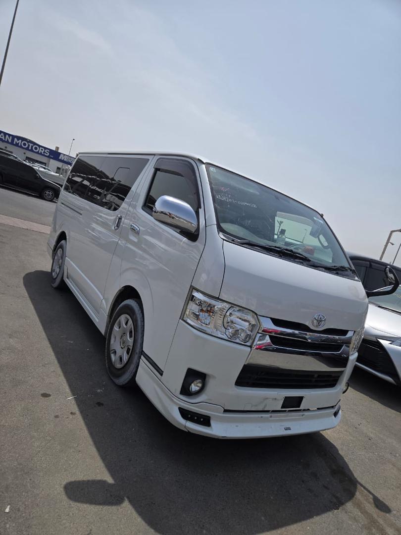 Toyota HiAce (5th Generation, H200 Series).