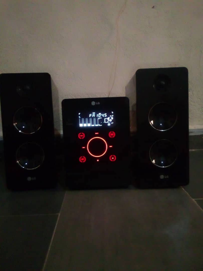 modern type lg home theater with quality bass and quality sound
