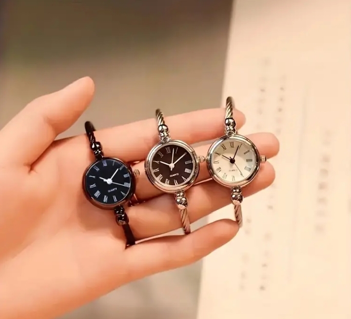 Stylish Leather Strap Quartz Watches – Men &amp; Women’s Collection