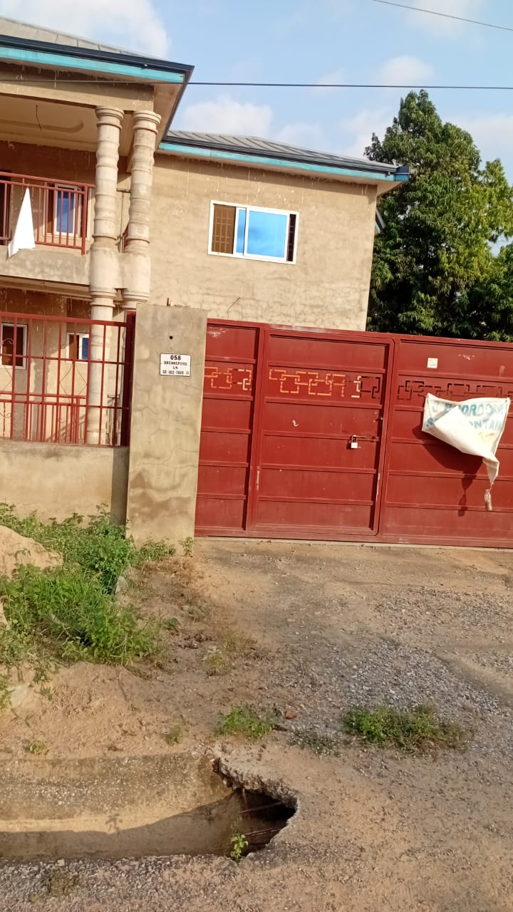 8 bedrooms mansion for sale in Aburi. Located in Hatso DVLA near Academic City University.