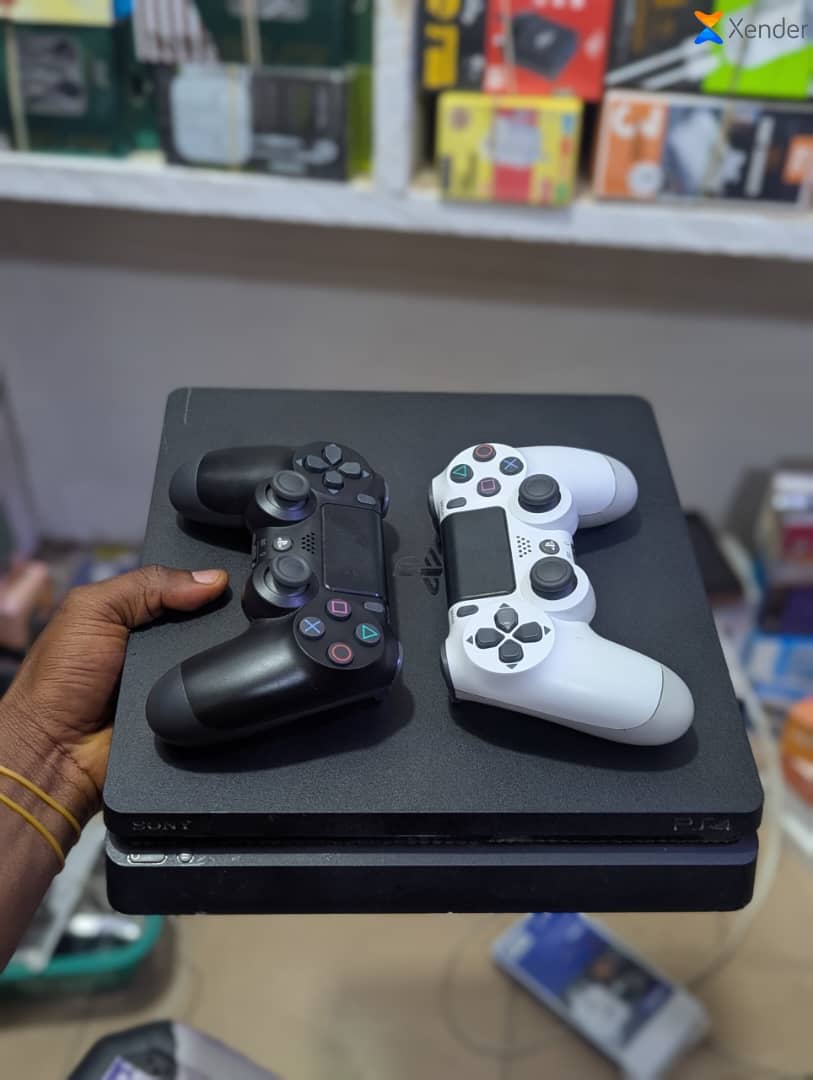 PS4 SLIM CONSOLE