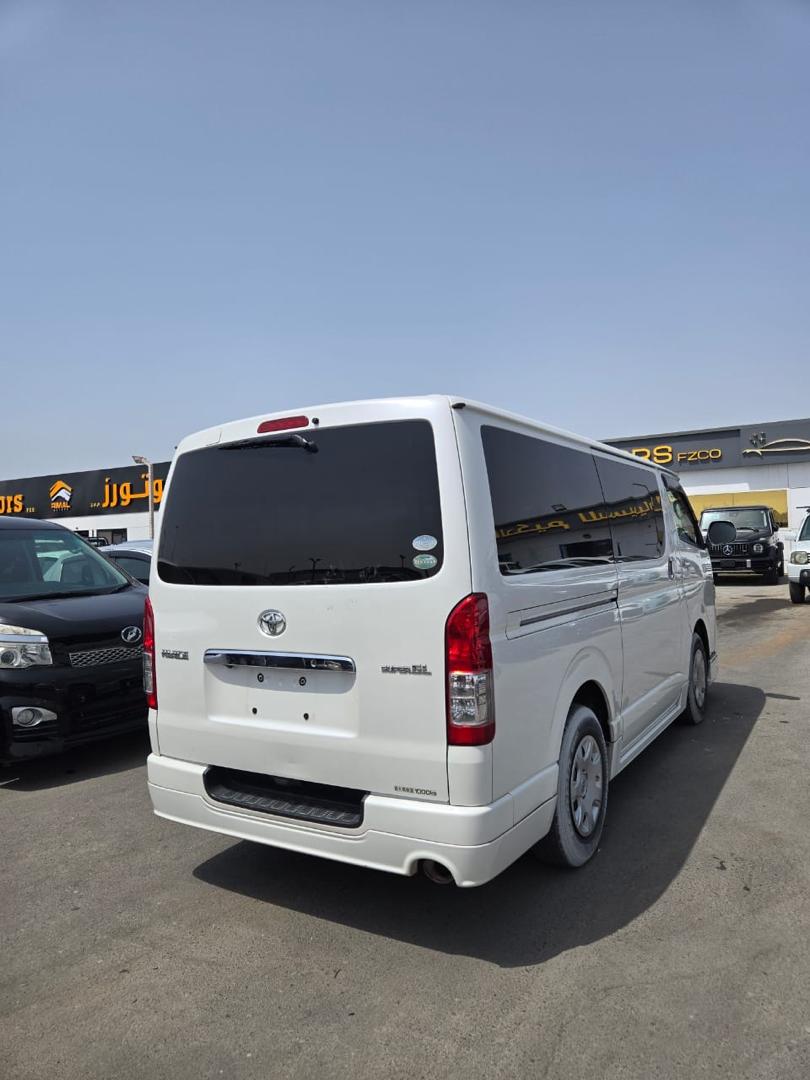Toyota HiAce (5th Generation, H200 Series).