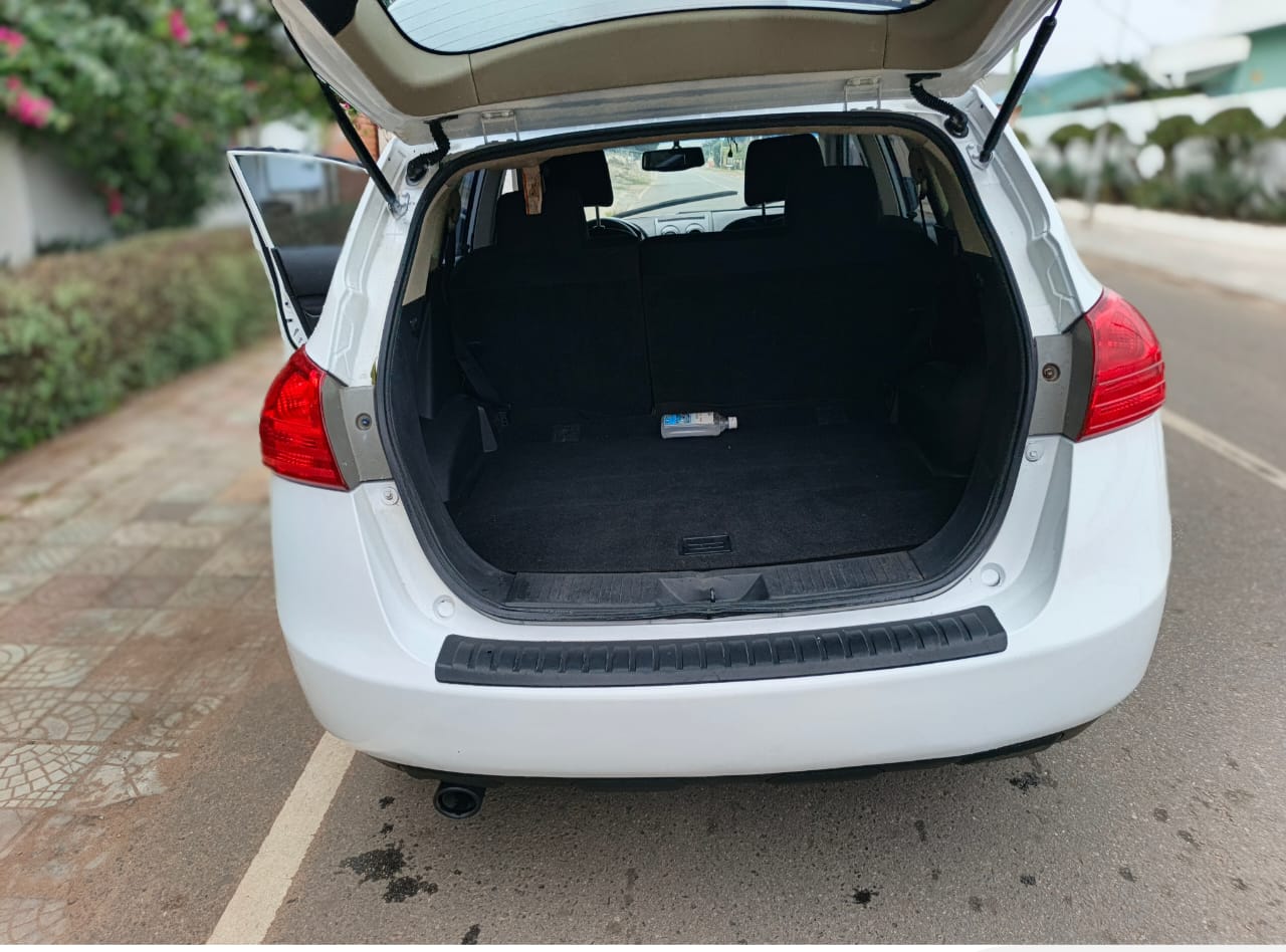 neat white Nissan Rogue